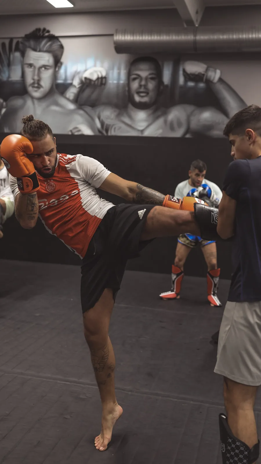 Kickboxer tritt im Sparring einen harten Bodykick