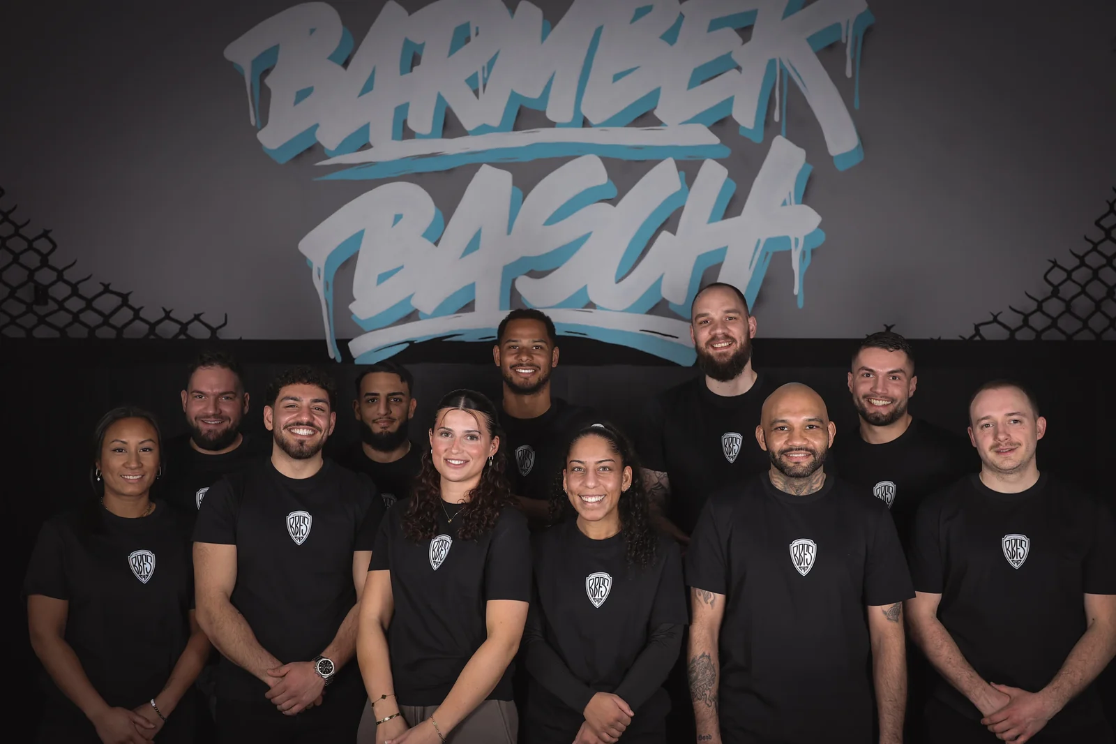 Das Team der Barmbek Basch Fightschool vor dem BARMBEK-BASCH-Graffiti
