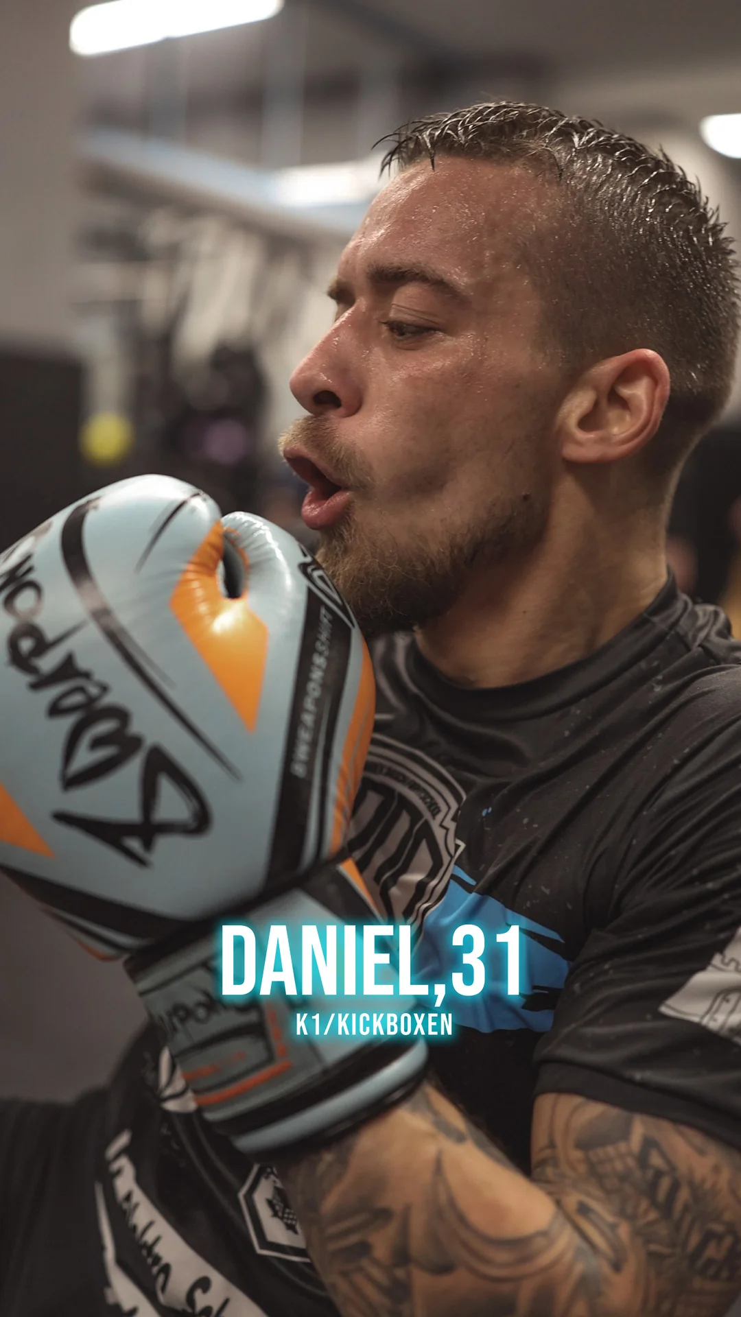Daniel, 31, schwitzend beim K1-Training an den Pratzen