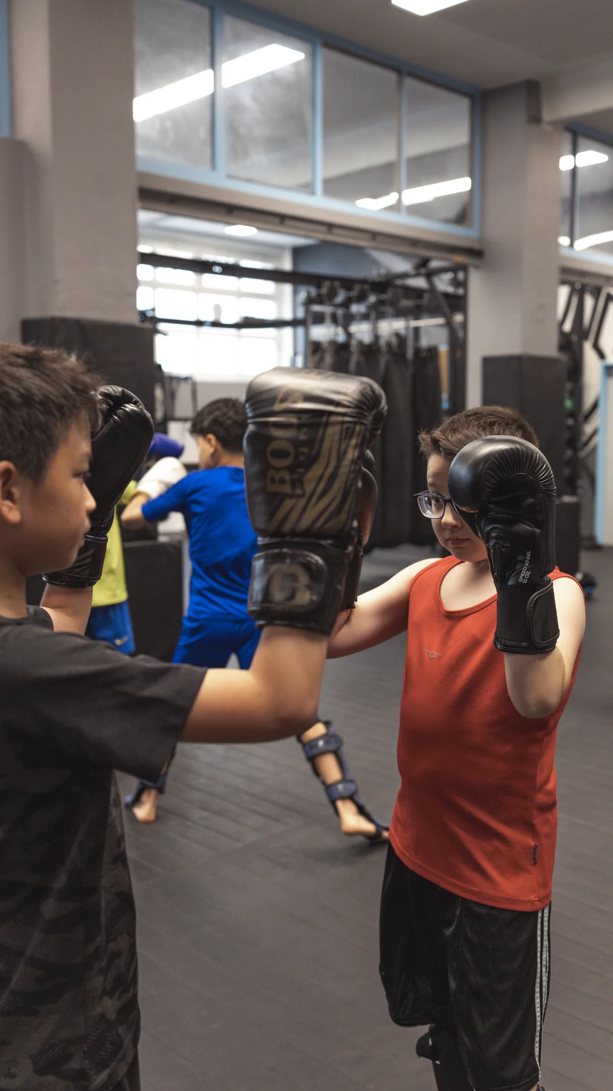 Zwei Kinder der Rookies-Gruppe boxen im Training gegeneinander