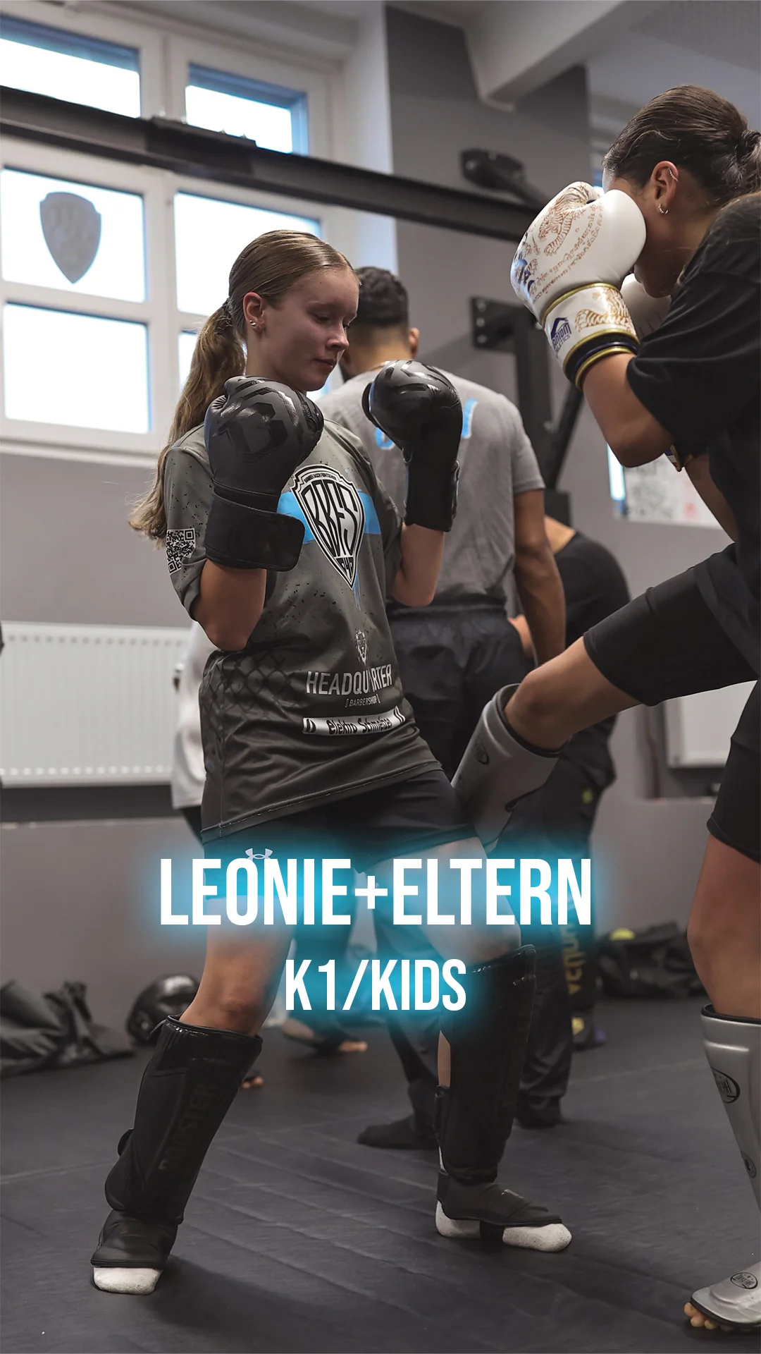 Leonie beim K1-Training mit ihren Eltern