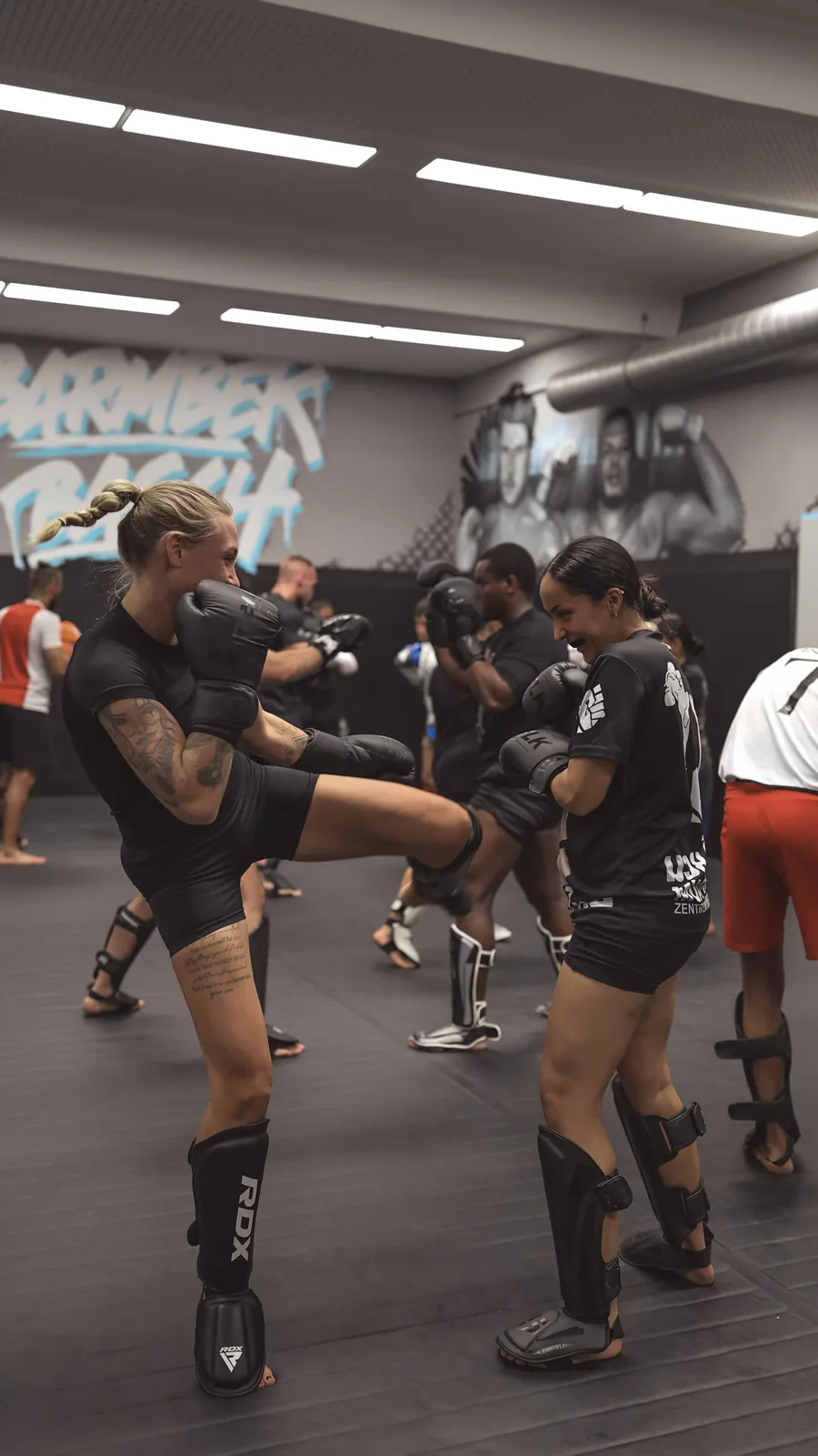 Zwei Kämpferinnen im Kick-Austausch beim Kickboxtraining in der Barmbek Basch Fightschool