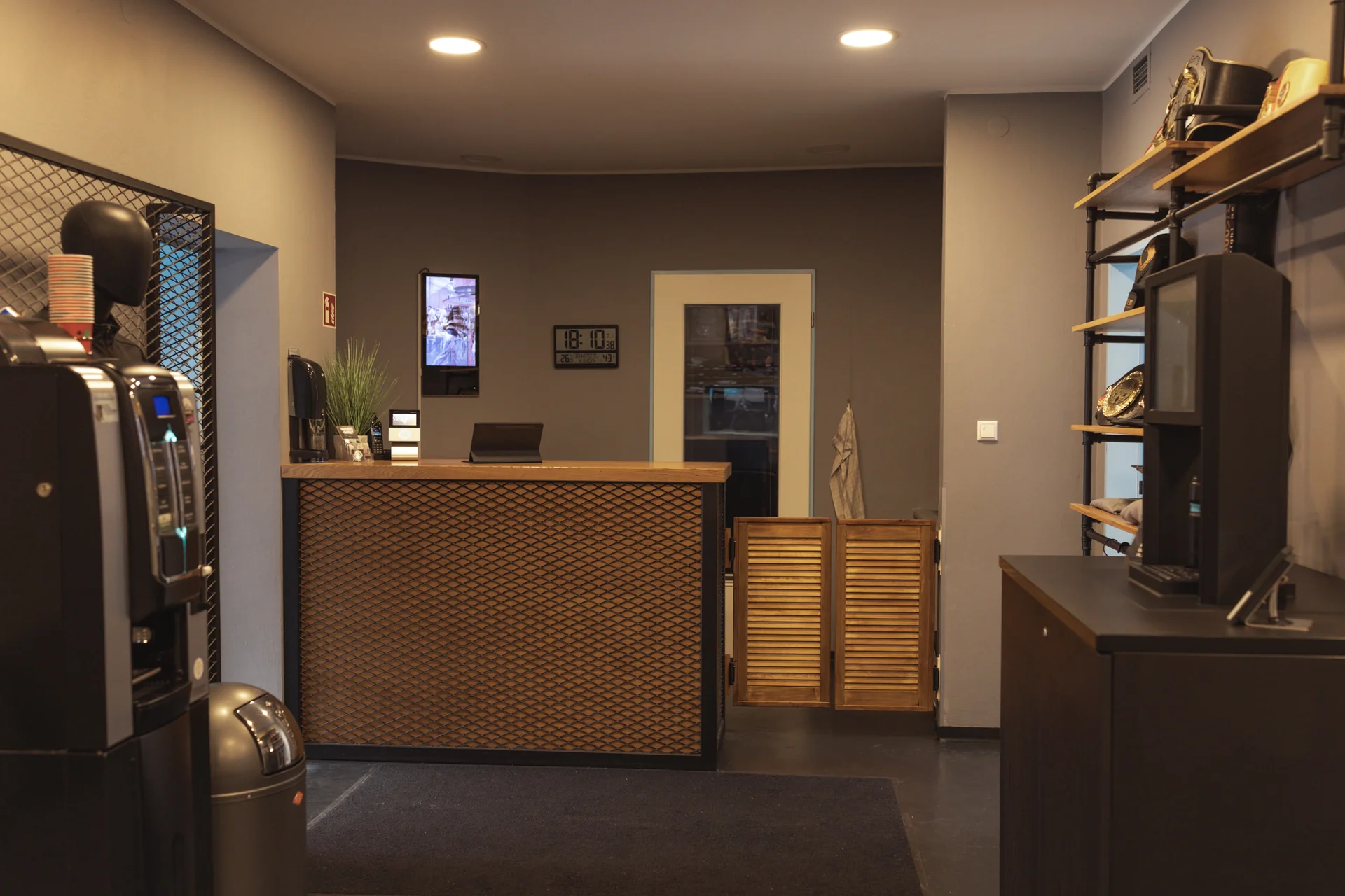 Empfangsbereich der Barmbek Basch Fightschool mit Tresen und Kaffeeecke