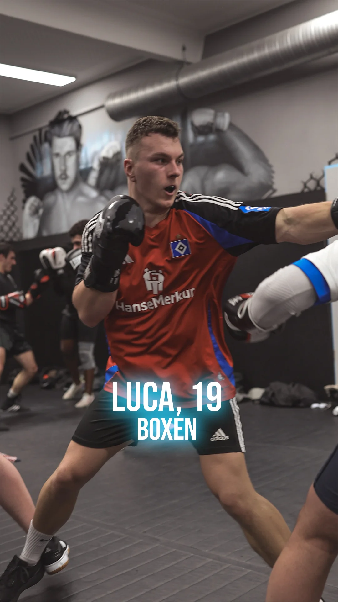 Luca, 19, mit Schlag in Bewegung beim Boxtraining