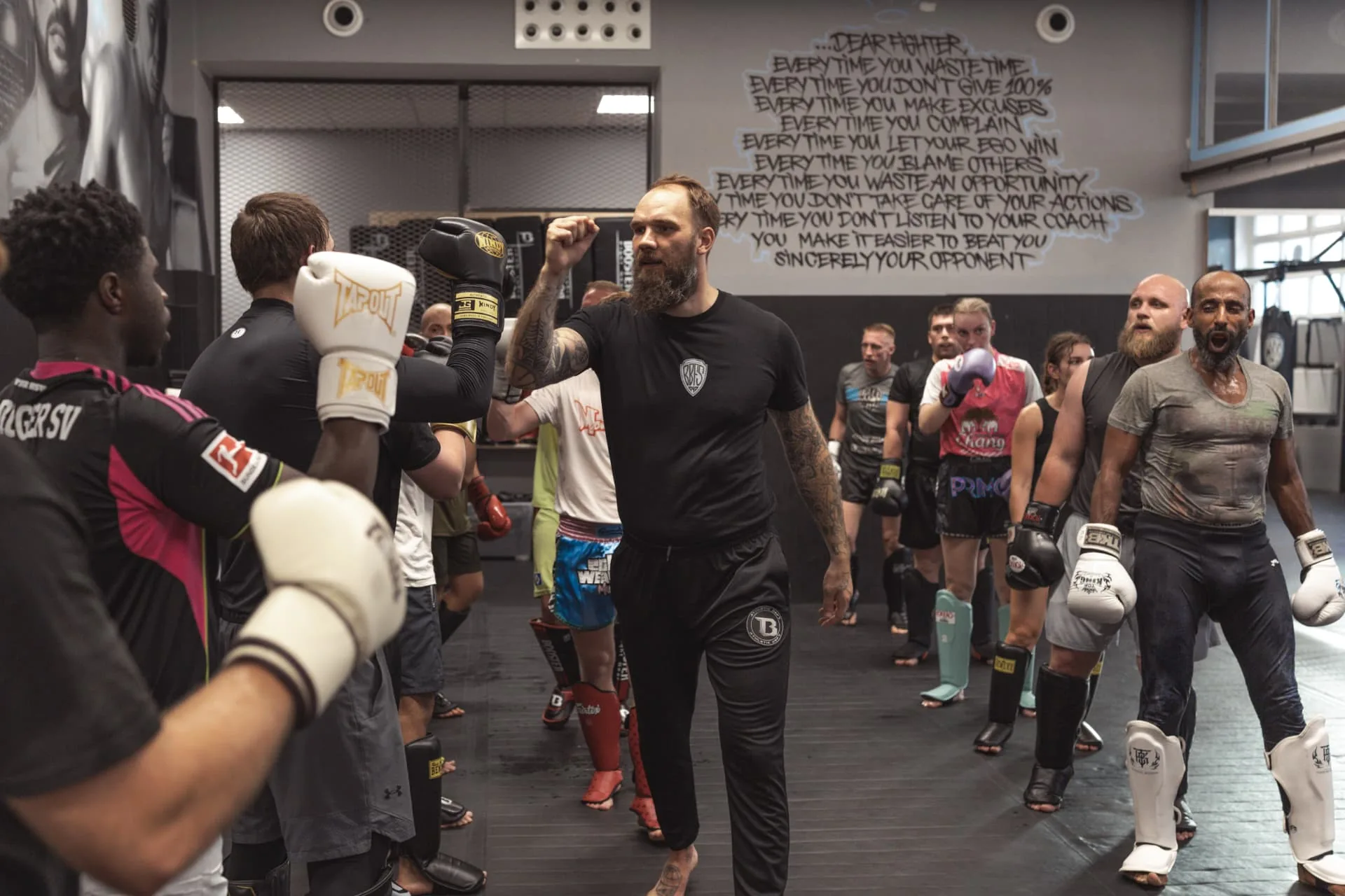 Trainer geht am Trainingsende die Reihe der Trainierenden ab und gibt jedem die Faust